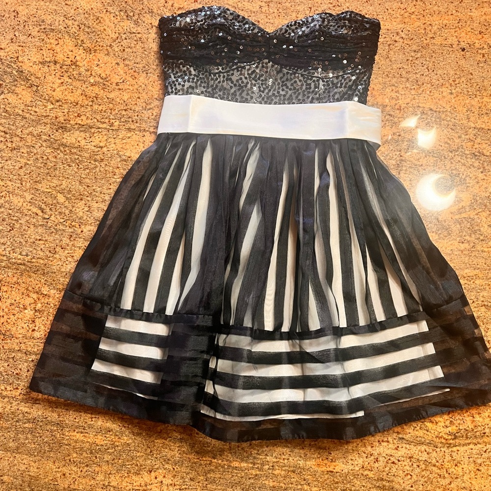 Betsy Johnson strapless dress size 4